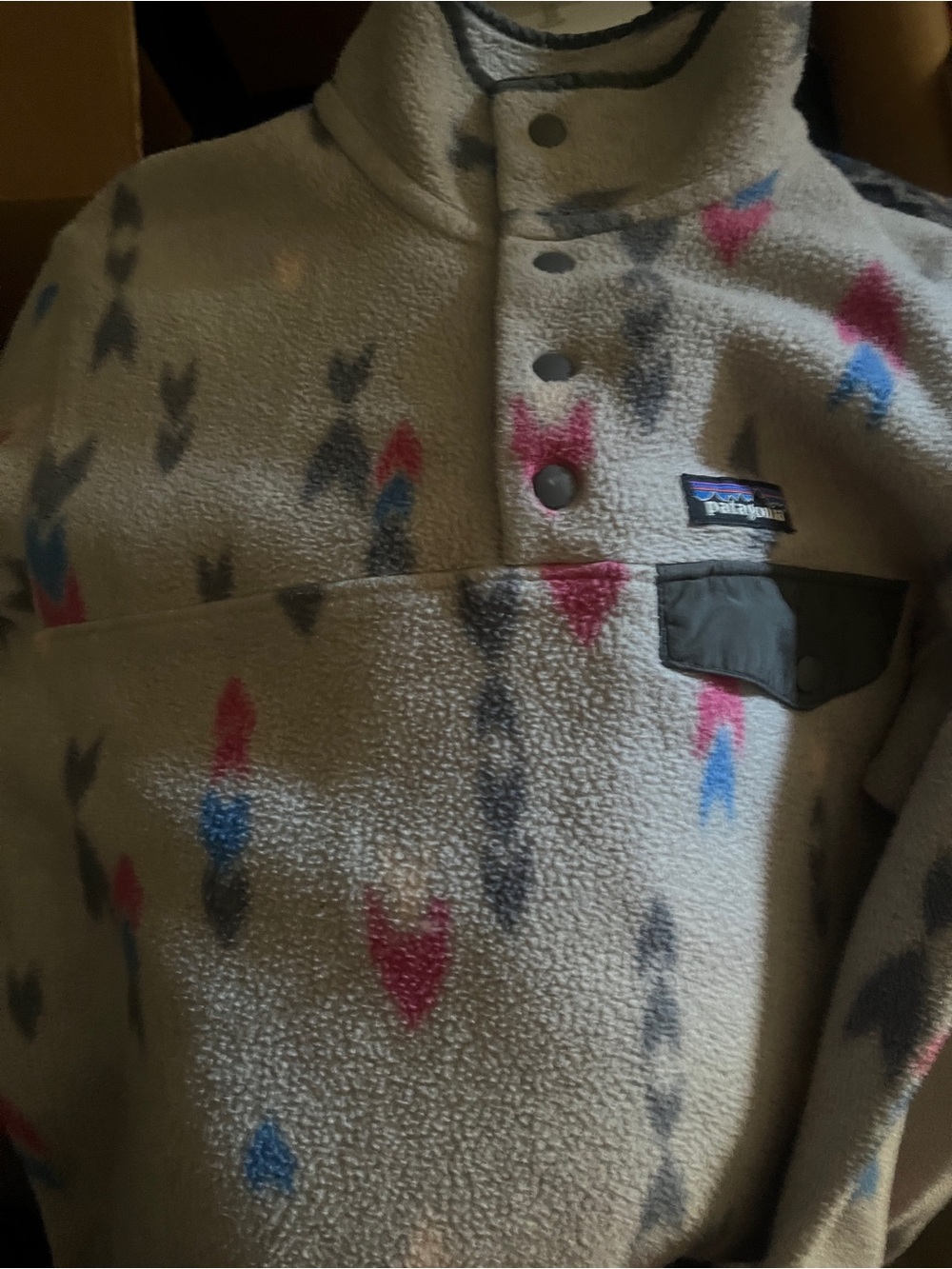 Patagonia synchilla fleece pullover grey with pink and blue arrows